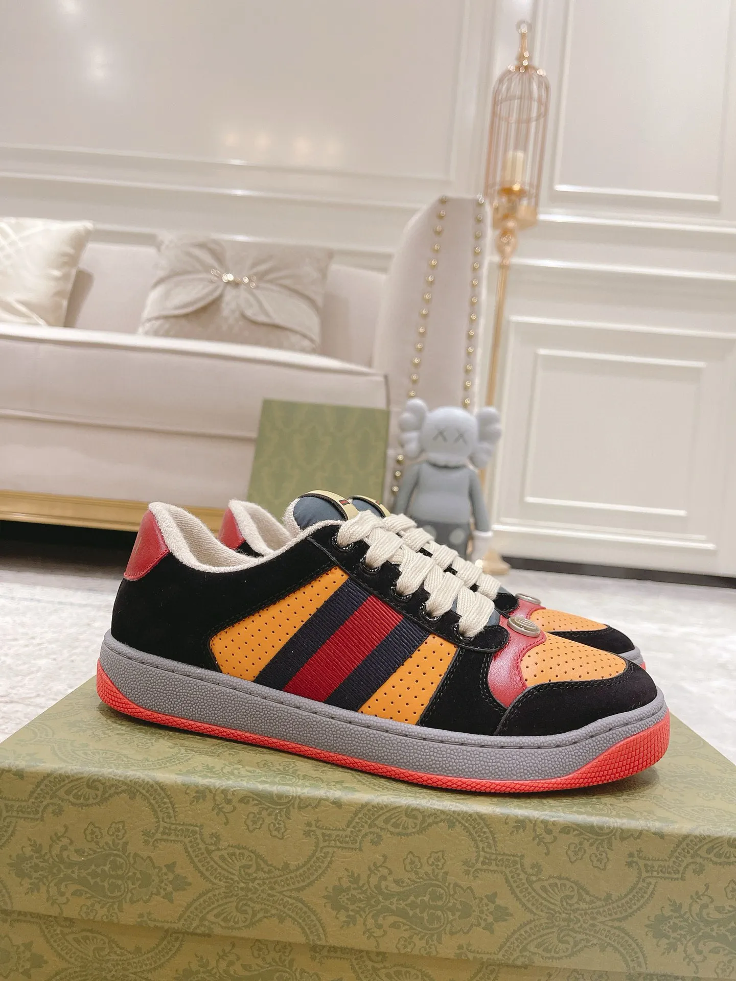 Ex-factory price: 540💰 GUCCI Gucci's newly upgraded back cover lining, top-notch old dirty shoes, classic casual sports shoes for couples, retro sneakers and old G family dirty shoes, updated at the counter simultaneously! ①The shoe upper has the same water-based edge coating process as the original version⚠️The ordinary oil edges on the market have a strong glue feel and are easy to fall off! Grade A first-layer nubuck leather (with pores)/matching computer embroidered double G cloth, high-density terry velvet lining. ② A PVC transparent small round mark sealing line is added to the details of the midsole. The mold is opened six times and the jewelry craftsmanship is used to customize the two-color double G buckle, striving to be the same as the original version. A pair of buttons is more than three times more expensive than ordinary buckles on the market. ③An old two-color washable label, the chip is placed on the outer waist of the right foot, the entire shoe is completely hollowed out with rubber technology, TUP material (rubber to distinguish the market) with the latest green packaging from the counter, 3D printed handbag, and a pair of shoelaces. There is no pressure when entering and exiting the counter. You can buy a 1:1 accurate replica of the original version and modify and upgrade it repeatedly. The details are perfectly restored, the materials are all customized, and they are truly top-notch. Please look at the details clearly to identify the quality. Upper: First-layer frosted cowhide/embroidered double G cloth. Lining: original high-density velvet lining. Foot pads: original pearlescent sheepskin. Outsole: private molded vacuum TPU material. Packaging: original top-grade full set packaging at the counter. Shoe size: women's size 35-40, men's size 39-44 (men's size 38, 45🉑️customized, non-returnable)